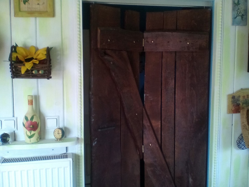 Wiejskie drzwi do chaty